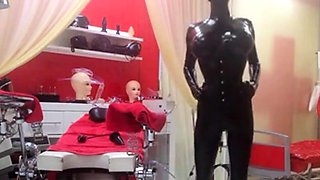 Kylies Latex-Webcamshow BDSM-Spa im Studio