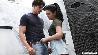 Watch flirtatious Veronica Rodriguez's dirt