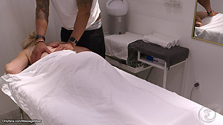 Client Switches Roles and Turns into the Masseuse!