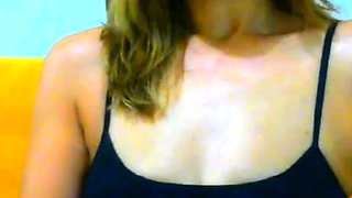 Turkish webcambabe shows her tits