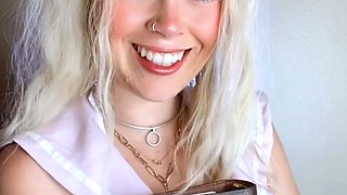 Amateur blonde teen solo dildo
