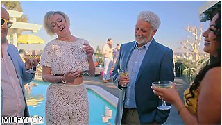 Dee Williams - Cock-hungry Socialite Dee Fucks Server At House Party