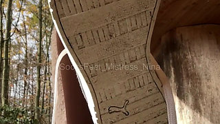 A walk with poise... Knees down and sniff.