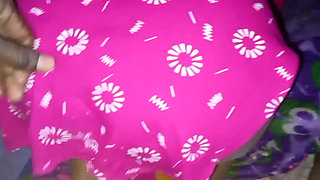 Padosi desi aunty ko Apne land per bithakar chudai Kiya