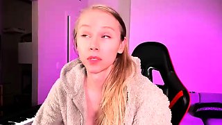 Amateur Blonde Teen Plays Solo with Toy Webcam Porn