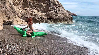 Relaxing Sound of Waves with Crocodile Bouncing and Inflating