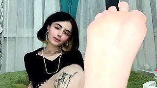 Amateur Foot Fetish Girlfriend Sucks and gives a Footjob