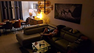 un gros calin sur le canapé devant le film