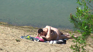 Amateur couple fucks on the beach sure about not be seen