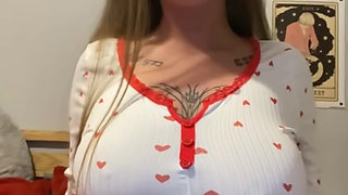 Watch this tattooed goth teen fingers hard herself