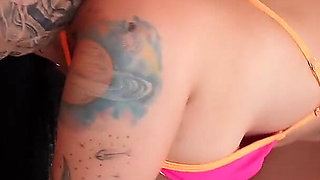 I Meet a Beautiful Big Ass Girl in a Hotel and We End up Fucking After Oiling Her Body