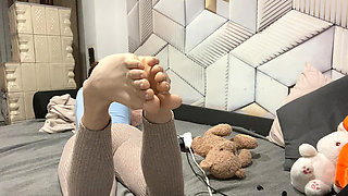 Touch yourself while my FEET ignore you