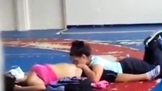 Deux Coquines: Surprise au Gymnase - French Amateur Video