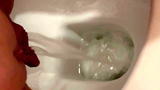 Miaxxx Pee at Hotel Toilette