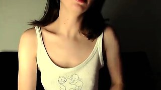 Cute amateur webcam teen girl toying pussy on webcam