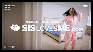 Sexy sorority beauties in a Deep Throat compete