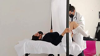 Doctor que esta haciendo? (Ginecologó pervertido, mira lo que le hizo a la chica)