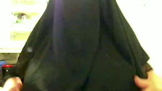 A nice freak erotic show on webcam by busty arab lady