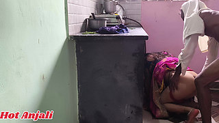 I sucked beautiful hot Anjali aunty's breasts and fucked her pussy, a lot of water came out of her pussy in Bhojpuri style.