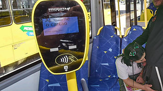 Female Student Can't Resist the Cock She Saw on the Bus