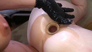 Camera captures hot babe paying doctor with her pussy