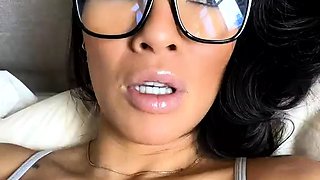 Babe With Big Boobs Masturbates