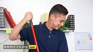 Brazzers - Savannah Bond gets her arms to work on the maintenance guy's Big Cock at the office