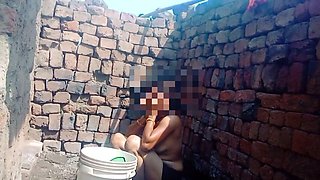 Girlfriend Was Taking a Bath and She Was Fucked While Taking a Bath.