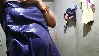 Hot Indian Women Sex in Bathroom, Indian Desi Bhabhi Ki Chudai Bathroom Me