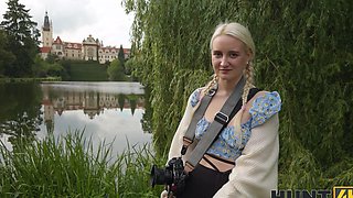 A blonde beauty has sex with her boyfriend in the car, showcasing Daruma Rai’s passion.