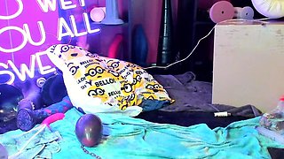 Pissing masturbating babe solo toy play