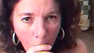 MOM GIVES AMAZING BLOWJOB TO BIG COCK