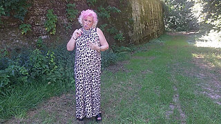 Mature Slut Fingers Pussy Outdoors Till Squirting Explosion